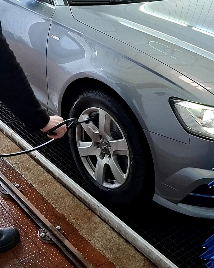 Handvorwäsche vor der Anlage