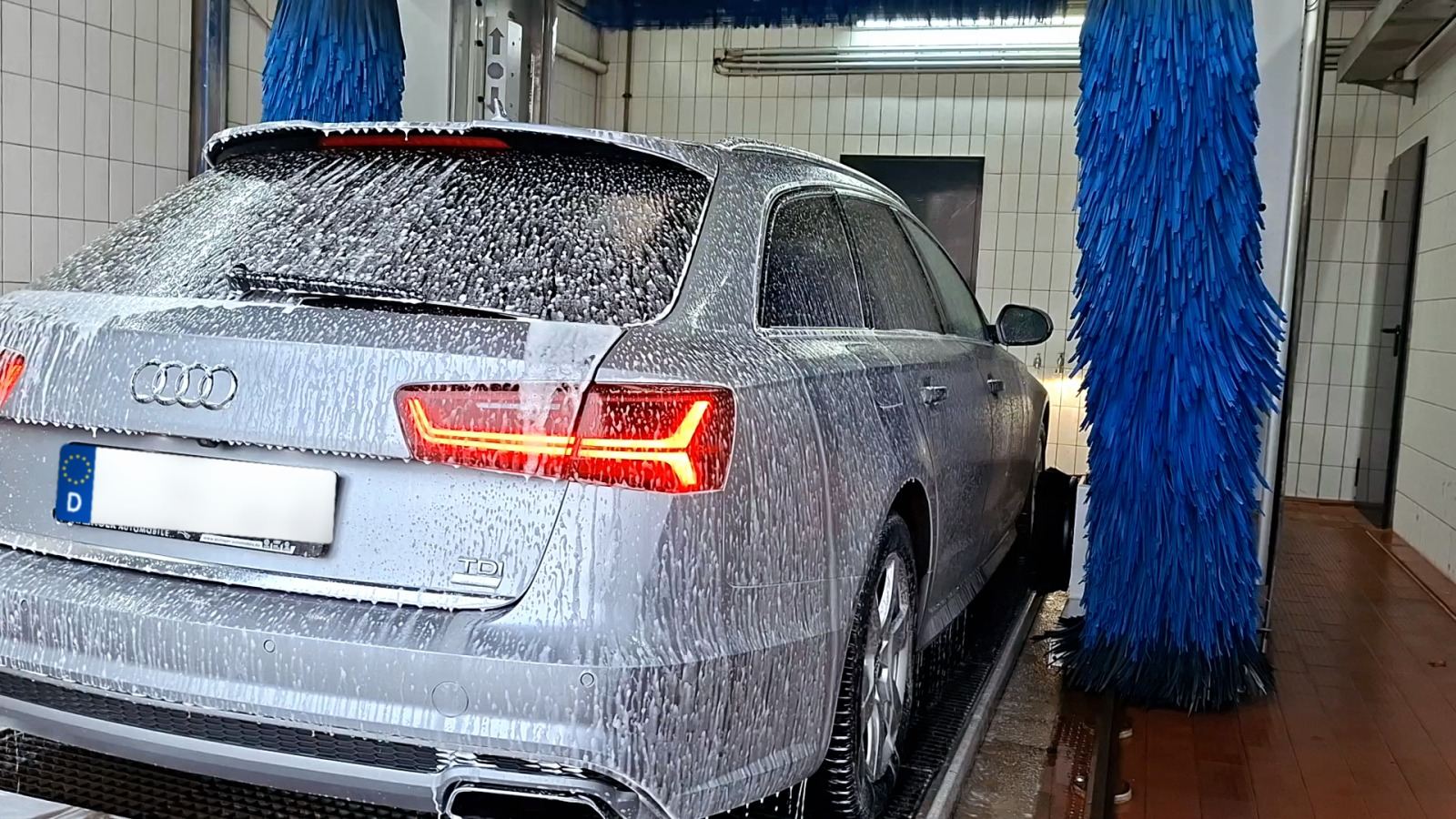 Autowäsche bei CarNCare: eingeschäumter Kombi in der Waschanlage